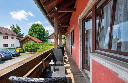Munchen District Apartment | Knödeöhof 'Zimmer 1' (sleeps 4) with Shared Terrace, Balcony and Wi-Fi