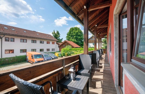 Munchen District Apartment | Knödeöhof 'Zimmer 1' (sleeps 4) with Shared Terrace, Balcony and Wi-Fi