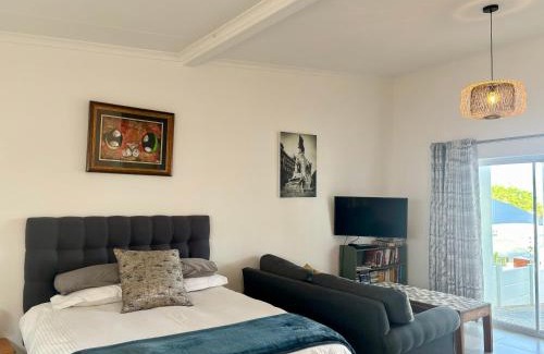 Windhoek Apartment | Knottinghill Studio - About 500 meters from Lady Pohamba Hospital and Grove Mall