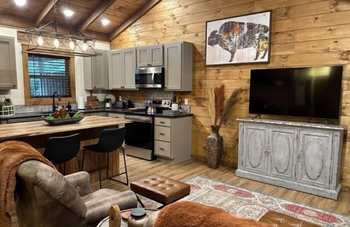 Jasper Cabin | Knotty Pine cabin, Couples Retreat w/Hot TubnAnd Patio Gas log Fireplace.