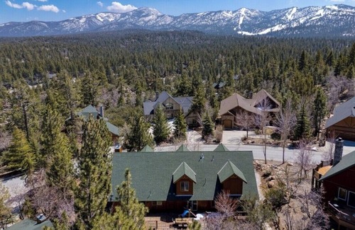 Castle Glen Estates Apartment | Knotty Pine Cabin, 5 min to Lake and Ski, in serene Big Bear Lake with WiFi.