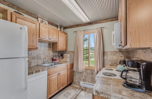 Clark Cabin | Knotty Pine- Mountain cabin with stunning views