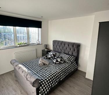 Newcastle-Under-Lyme House | Knutton Guest House