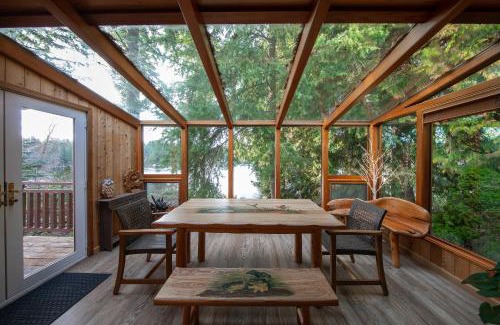 Maple Valley House | Koi Story Cabin on the Lake - Waterfront, near Bike Trail