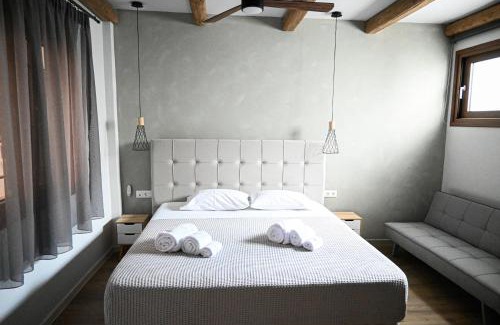 Delphi Apartment | Komody
