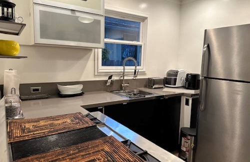 Venice House | Kong Guest H-5 mins walk to Venice Canal and Beach, Abbot Kinney's famous street