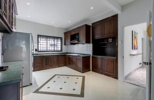 Teluk Cempedak House | Kontor Mansion - 3 mins to Teluk Chempedak Beach & Private Pool