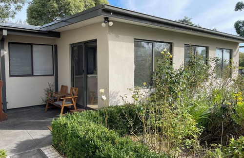 Frankston South Cottage | Kookaburra Cottage - The Mornington Peninsula gateway retreat