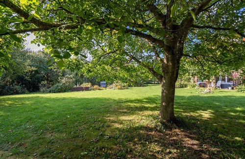 Pilsum Apartment | Kornboden vacation apartment in the Pilsumer Hof with a fantastic garden