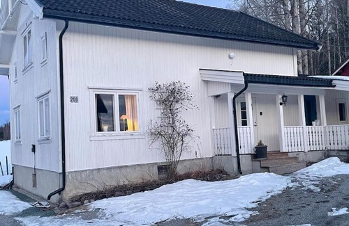 B House | Koselig gammelt hus på gård