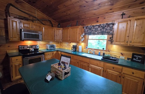 Reva Cabin | Kovi Bear Cabin near Shenandoah NP, wineries & restauraunts with Wi-Fi