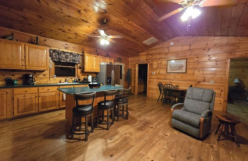 Reva Cabin | Kovi Bear Cabin near Shenandoah NP, wineries & restauraunts with Wi-Fi