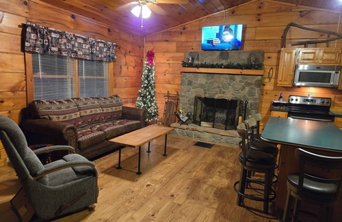 Reva Cabin | Kovi Bear Cabin near Shenandoah NP, wineries & restauraunts with Wi-Fi