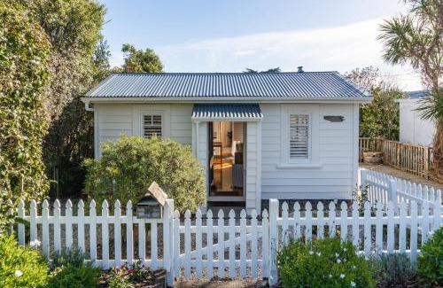 Raglan House | Kowhai Cottage & Studio