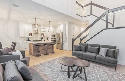 Southwest Edmonton House | Kozy In Keswick (Entire Home)