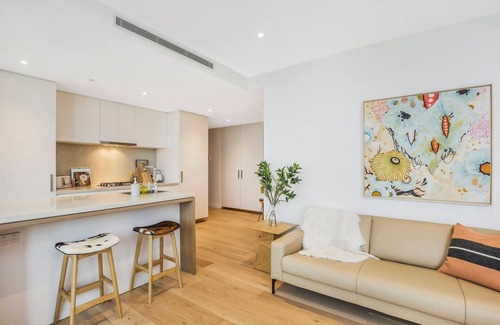 Fortitude Valley Apartment | KOZYGURU | Fortitude Valley | Designer Grade 2 BED APT | Free Parking | Peppers