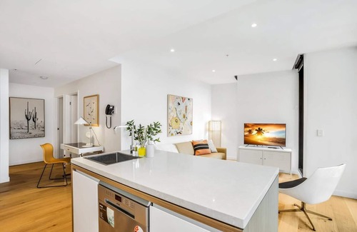 Fortitude Valley Apartment | KOZYGURU | Fortitude Valley | Designer Grade 2 BED APT | Free Parking | Peppers