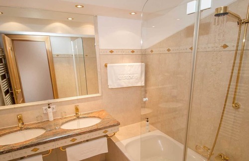 Lech am Arlberg Hotel | Kriegerhorn Suite with Balcony - Hotel Kristberg