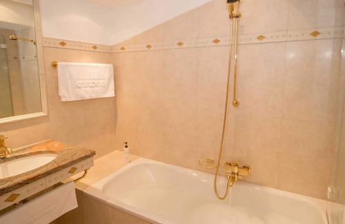 Lech am Arlberg Hotel | Kriegerhorn Suite with Balcony - Hotel Kristberg
