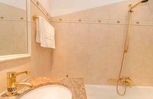 Lech am Arlberg Hotel | Kriegerhorn Suite with Balcony - Hotel Kristberg