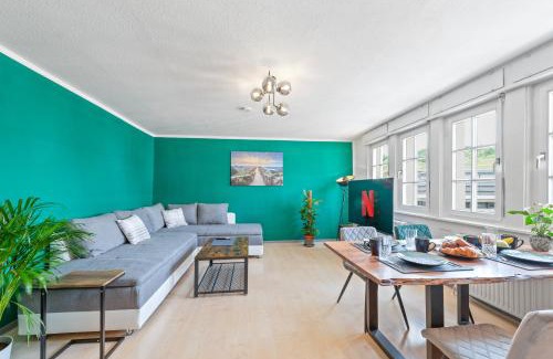 Innenstadt Apartment | Krone - ES Bhf - 2Zi & 90m2 & 6xPrs - Balkon - 65"TV & Netflix
