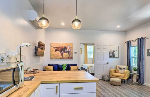 Hudson Bend Cottage | 'Krow's Nest' - Sunny Cottage w/ Lake Access!