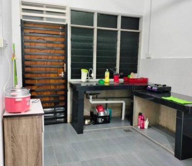 Kampung Gong Pipit House | KUALA TERENGGANU GUESTHOUSE-FREE WIFI-NEAR NASI DAGANG ATAS ToL-UNIT A-1 BILIK AIRCOND 2 BILIK KIPAS