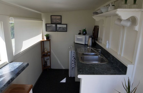 Kuaotunu Cottage | Kuaotunu's Peebles Cottage