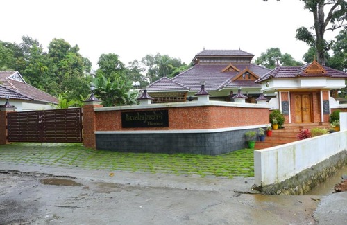 Kothamangalam House | Kudajadri Heritage Pool Homestay Kothamangalam