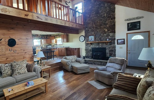 Huttonsville Cabin | Kumbrabow Remote OffGrid Fireplace 3DTour Solar