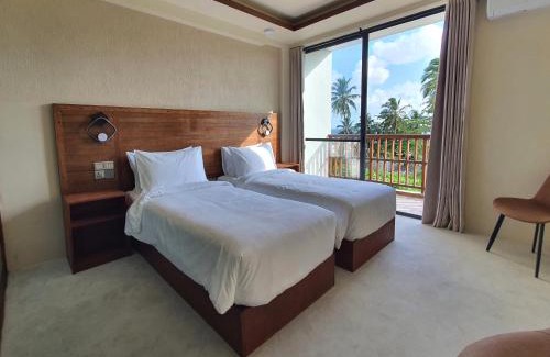 Thulusdhoo Island Hotel | Kuredhi View