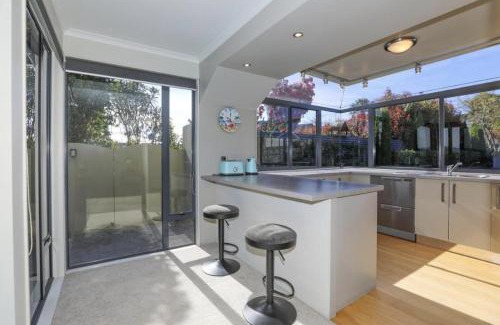 Hilltop House | Kurupae House - Taupo Central