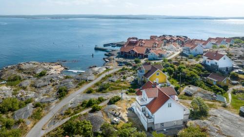 Karingon Apartment | Lägenhet med havsutsikt & uteplats i vårt hus på Käringön