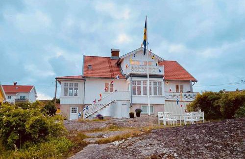 Karingon Apartment | Lägenhet med havsutsikt & uteplats i vårt hus på Käringön