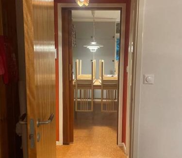 Listarum Apartment | Lönnekullen, enkel sommarstuga mitt i skogen på Österlen med dusch ute