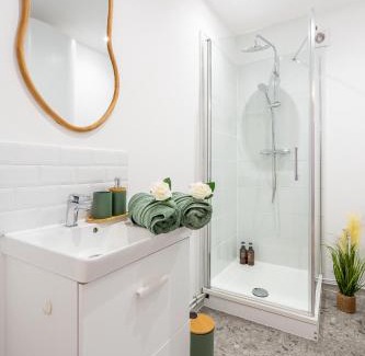 Clermont Apartment | L'écrin des Bois - Proche aéroport Beauvais, Chantilly, forêt de Hez-Froidmont, parking public gratuit, Wifi & Netflix