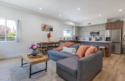 Sherman Oaks Apartment | L.A Haven Georgous Townhome