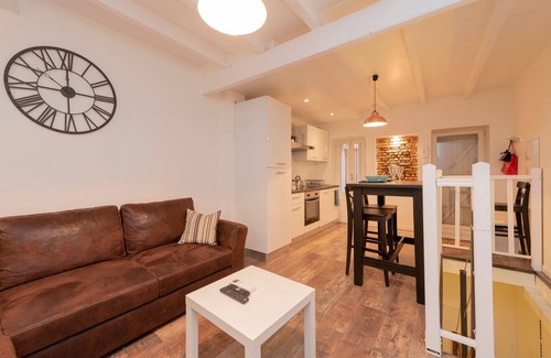 Saint - Aubin - Dupuy Apartment | L'Aubuisson - Appt climatisé avec terrasse privée