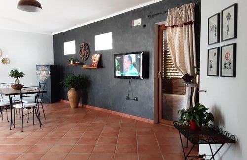 Uri Bed & Breakfast | L'aura monolocale