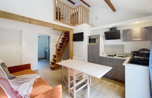 Monein Apartment | L'Azuré de Monein – Renovated Duplex with Breathtaking View, Private Pool, Garden, and Mezzanine