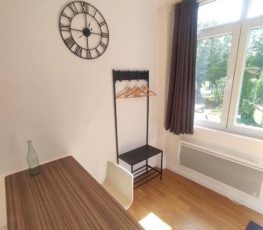Courpiere Apartment | L'Ecrin d'Emile - Grand Studio Meublé au Calme