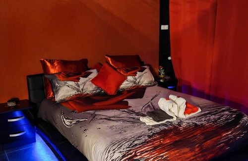 Grandfontaine Apartment | L'escale du Donon - Black apartment - Lovers' night with jacuzzi