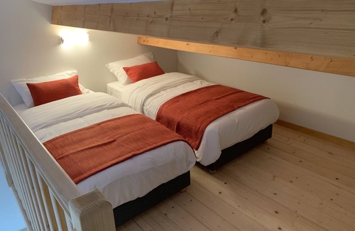 Breuillet Hotel | L'Hacienda Villa Verdé