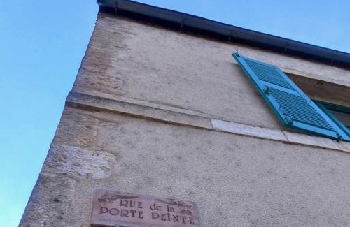 Noyers-sur-Serein Apartment | l'Hirondelle sur la Porte