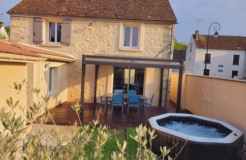 Chenoise House | L'inattendu, pretty briarde with jacuzzi, 3-star gîte