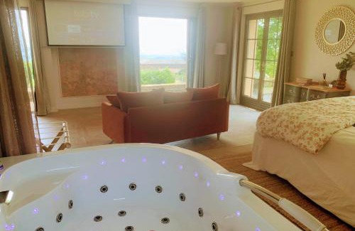 Theize House | L'instant Beaujolais 2 ou 4 personnes Logis cosy balnéo vue jardin