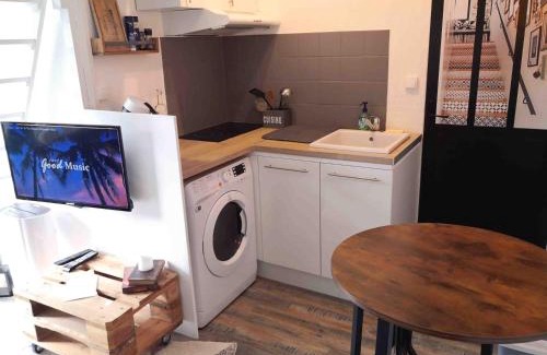Saint-Lo Apartment | L'INTIMISTE à Saint Lô - Atypique - Studio Duplex Privé tout équipé - Gare - Centre - Parking gratuit - Entrée autonome - Chambre en mezzanine - Wifi - Netflix - Lave-linge
