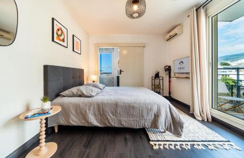 Sainte-Clotilde Centre Apartment | L'Oiseau Bleu Vue et Piscine