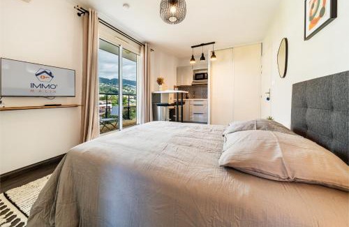 Sainte-Clotilde Centre Apartment | L'Oiseau Bleu Vue et Piscine