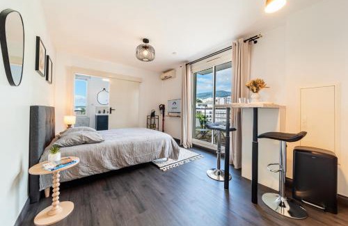 Sainte-Clotilde Centre Apartment | L'Oiseau Bleu Vue et Piscine